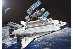 LEGO Space Shuttle Discovery (7470-1) set