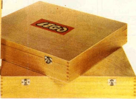 LEGO Wooden Storage Box Large (Double Latch), Empty, with Lattice (821-2) set, 1966